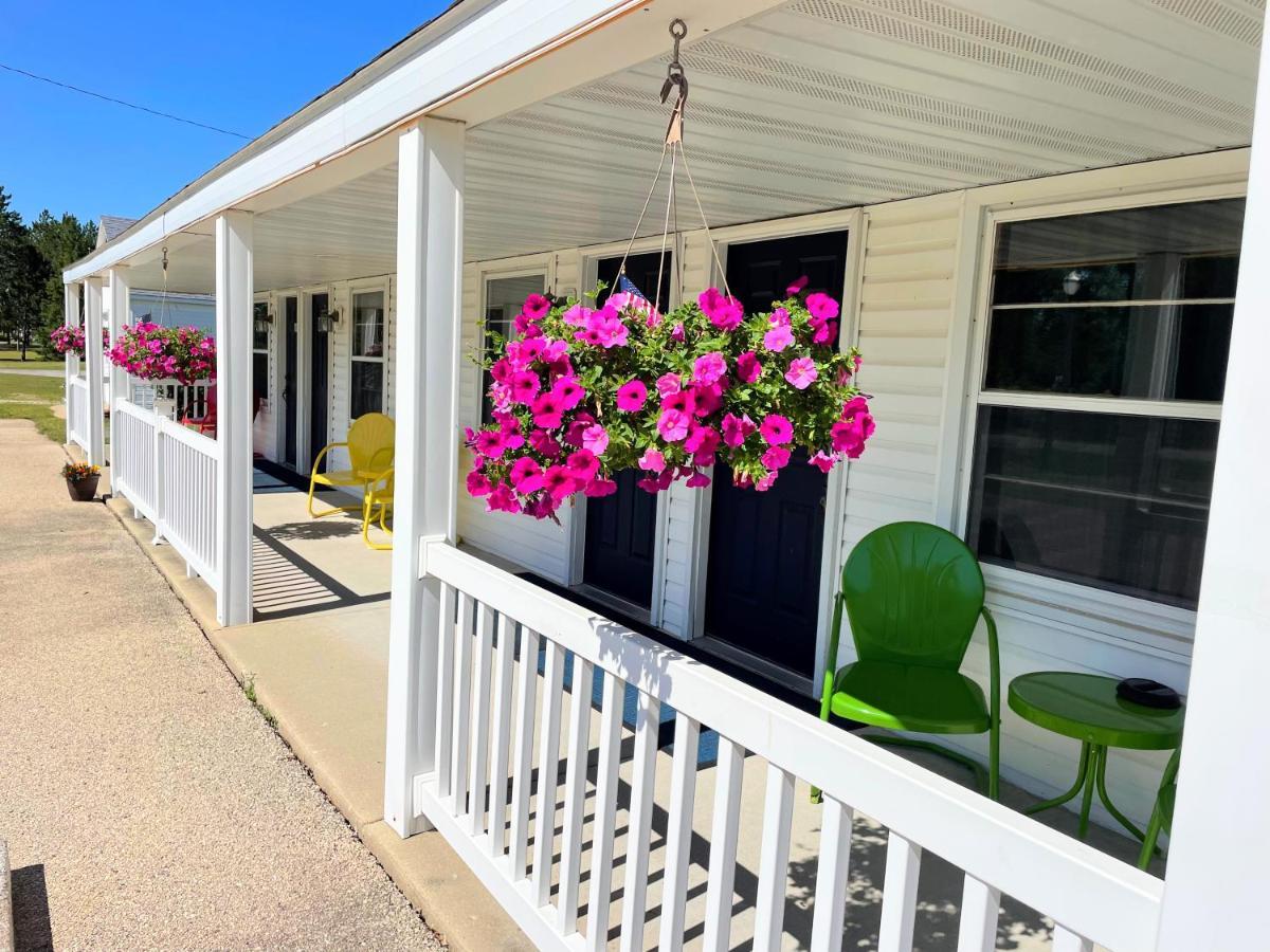 Hillcrest Inn & Motel Rapid River Exterior photo